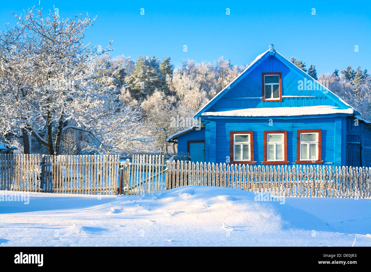 Landhaus im Winter mit Schnee bedeckt Stockfoto