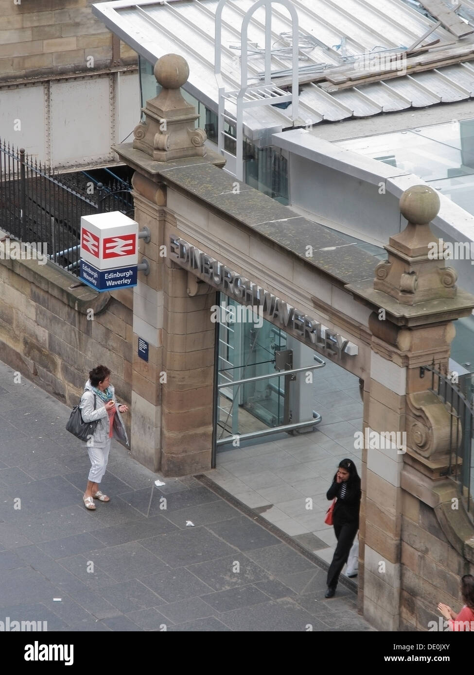 Markt Straße Eingang zur Waverley Train Station, Edinburgh, Scotland, UK Stockfoto