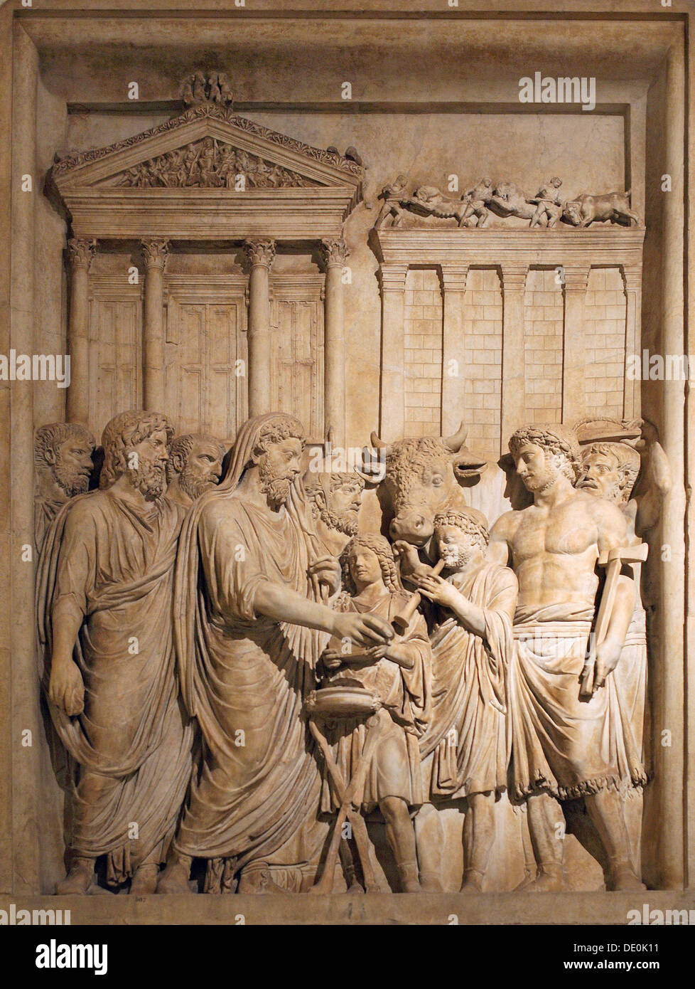 Marcus Aurelius und Mitglieder der kaiserlichen Familie bieten Opfern in Dankbarkeit für den Erfolg gegen die germanischen Stämme, ca 176-182. Artist: Kunst des Ancien Stockfoto