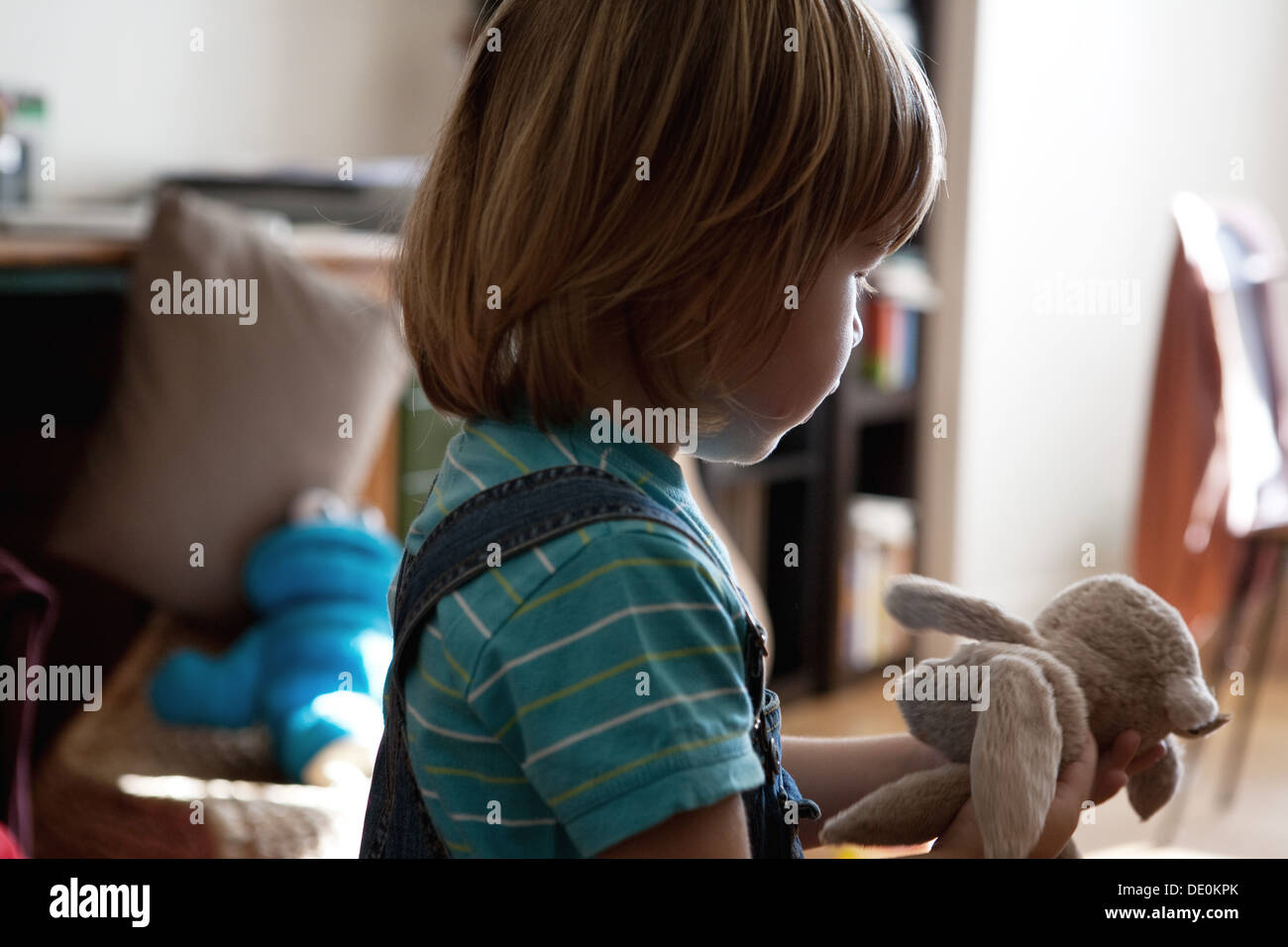 Kleiner Junge spielt mit Stofftier Stockfoto