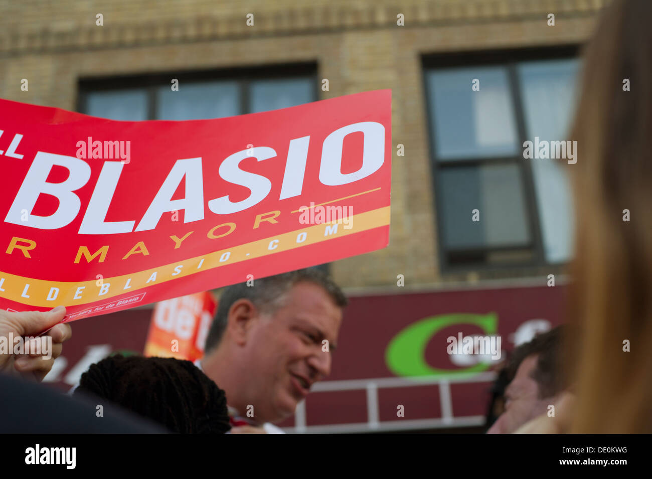 New York Bürgermeisterkandidat und Public Advocate Bill De Blasio tut eine "meet and greet" Kampagne-Veranstaltung Stockfoto