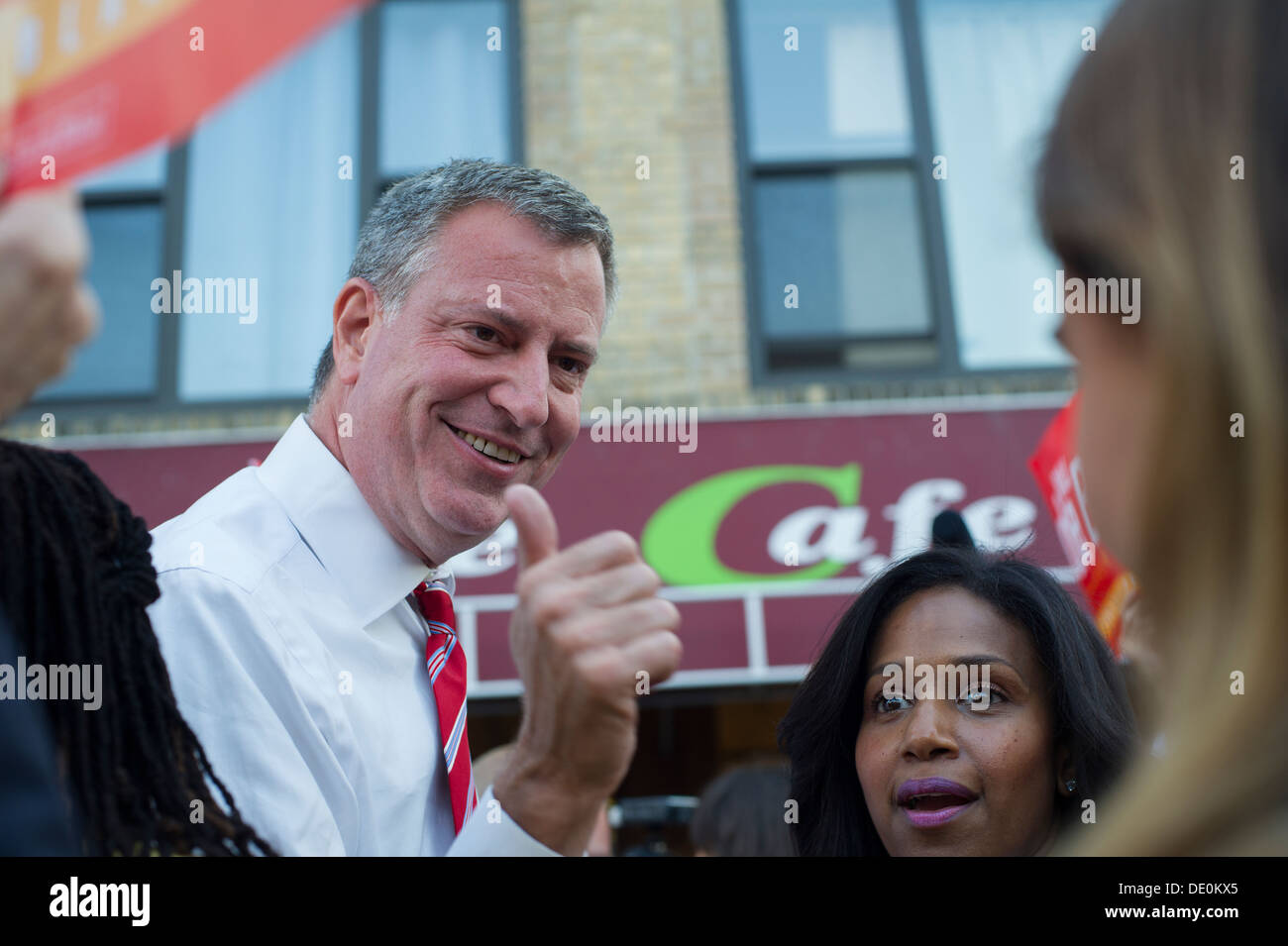 New York Bürgermeisterkandidat und Public Advocate Bill De Blasio tut eine "meet and greet" Kampagne-Veranstaltung Stockfoto