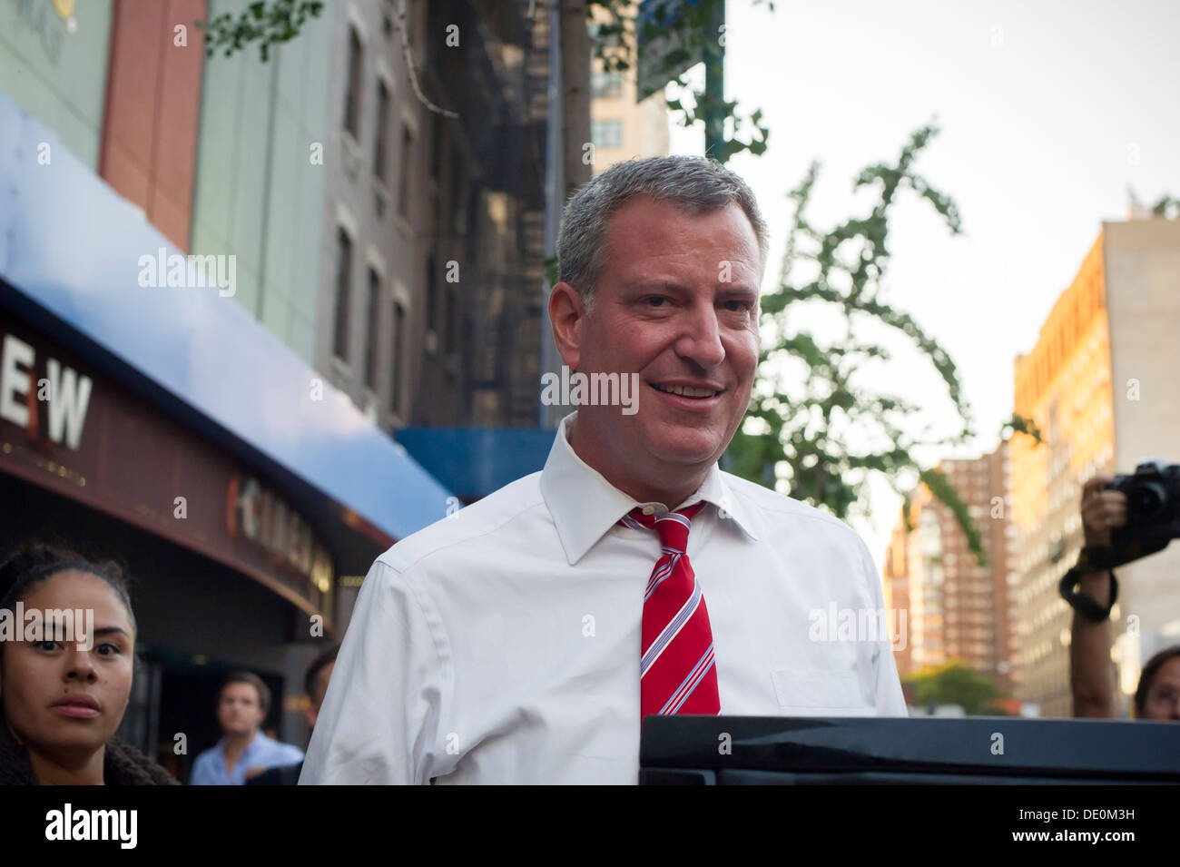 New York Bürgermeisterkandidat und Public Advocate Bill De Blasio tut eine "meet and greet" Kampagne-Veranstaltung Stockfoto