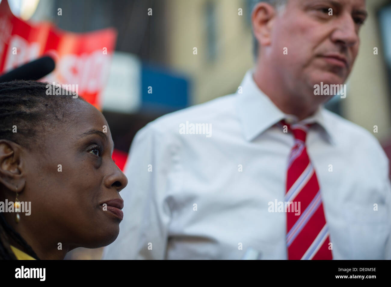 New York Bürgermeisterkandidat und Public Advocate Bill De Blasio tut eine "meet and greet" Kampagne-Veranstaltung Stockfoto