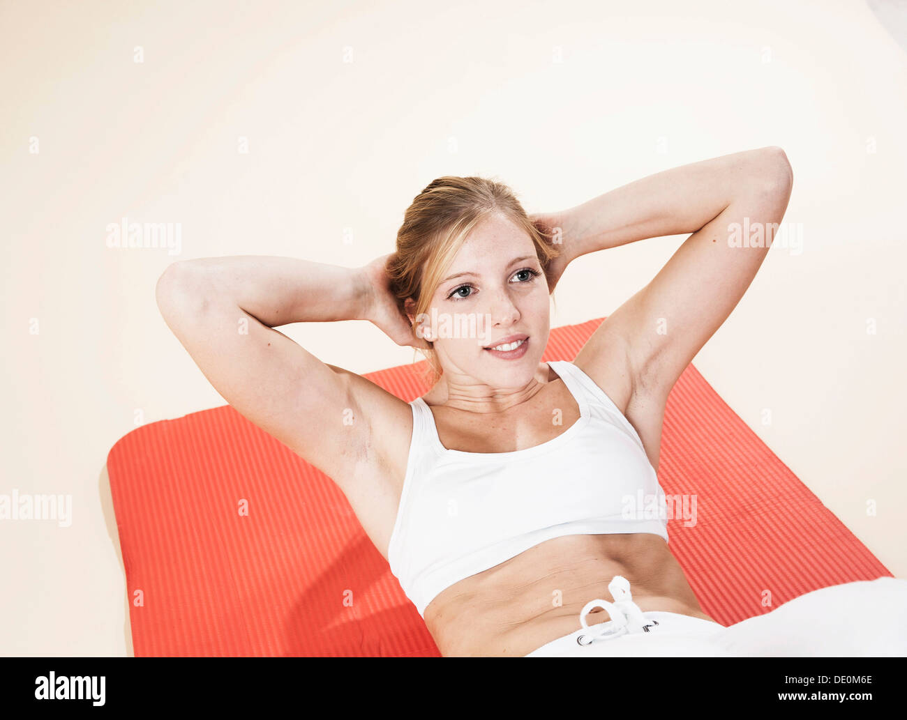 Junge Frau Sit Stockfoto