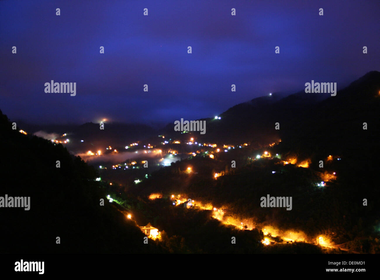 Dörfer auf hohen Bergen in der Nacht in Trabzon, Türkei Stockfoto