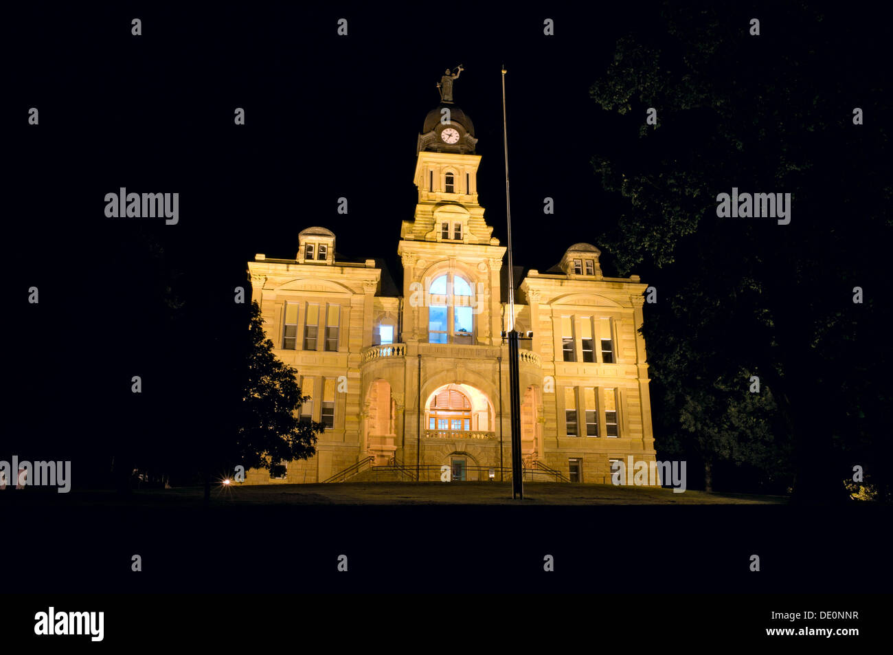 Blue Earth County Courthouse in Mankato Minnesota nachts beleuchtet Stockfoto