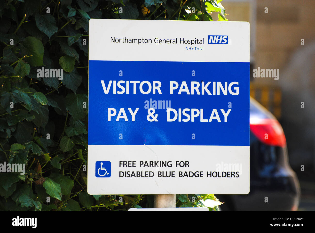 NHS Besucherparkplätze Zahlen und Zeichen mit kostenlosen Parkplätzen für Behinderte blue-Badge Inhaber Hinweis anzeigen Stockfoto