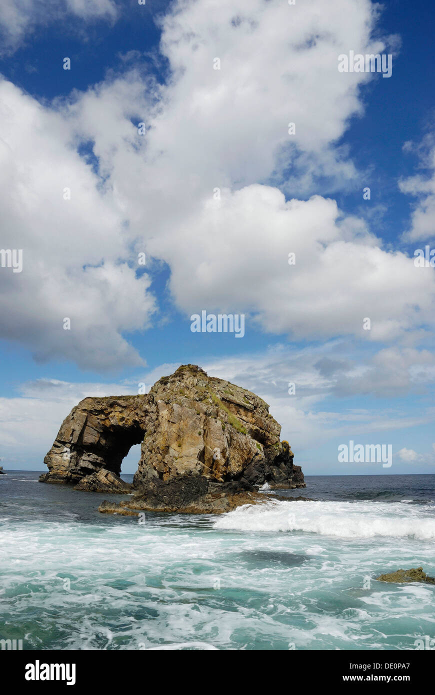 Gestein ausgehöhlten durch die Kraft der Wellen, großen Bogen am Fanad Head, County Donegal, Irland, Europa Stockfoto