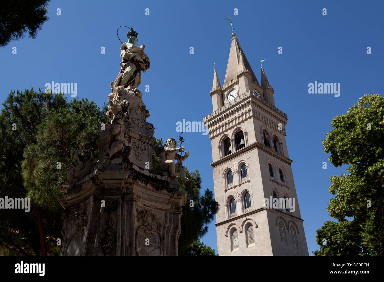 Die Kathedrale von Messina in der Provinz von Messina, Sizilien. Stockfoto