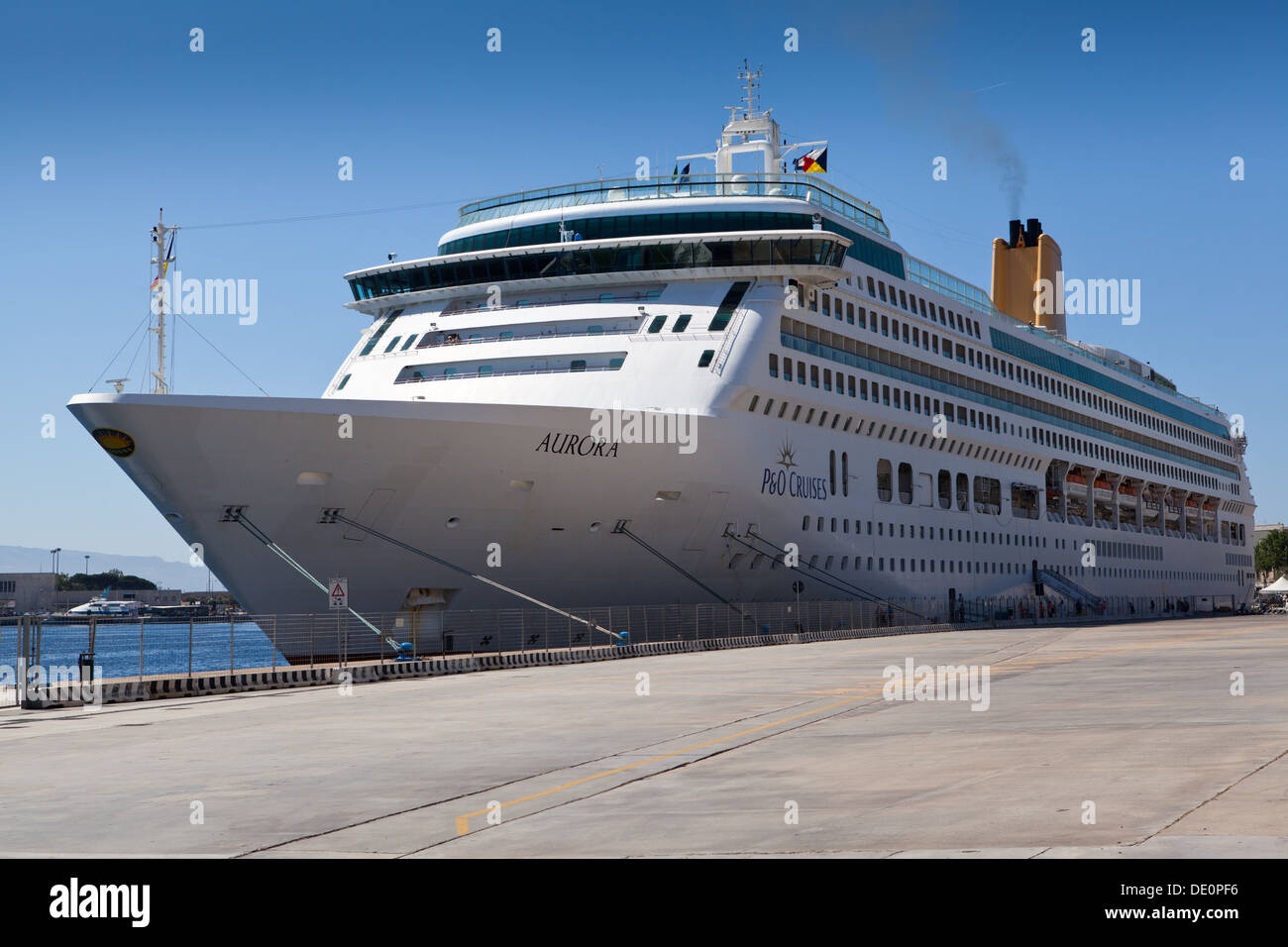 Die MV-Aurora Kreuzfahrtschiff vor Anker in Messina in der Provinz von Messina, Sizilien. Stockfoto