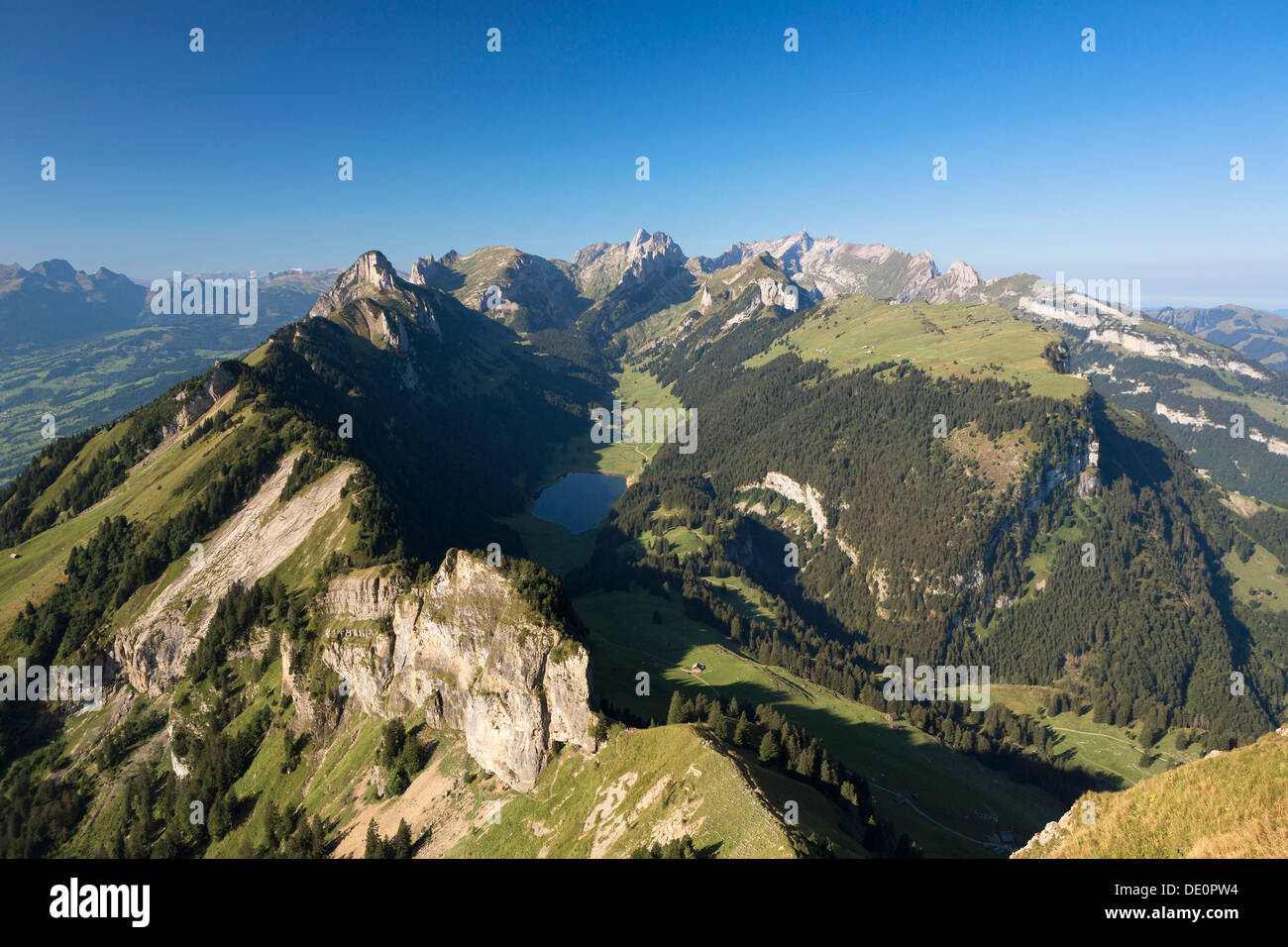 Blick vom Hohen Kasten Berg über den Alpstein-Bereich mit See Saemtis, Appenzell, Schweiz, Europa Stockfoto