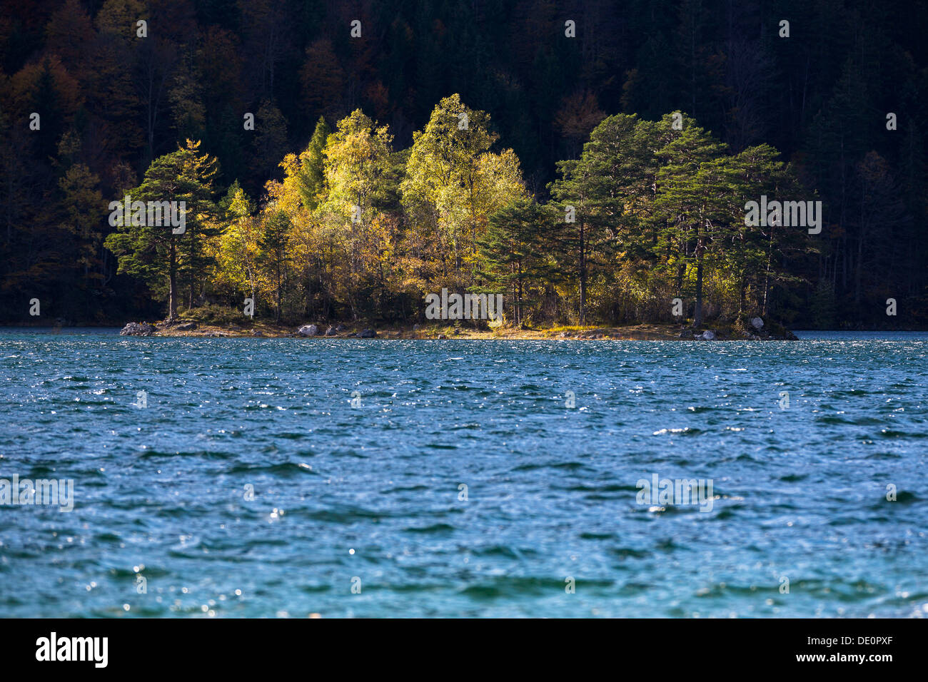 Insel in stürmischer See Eibsee, Herbst, Bayern Stockfoto