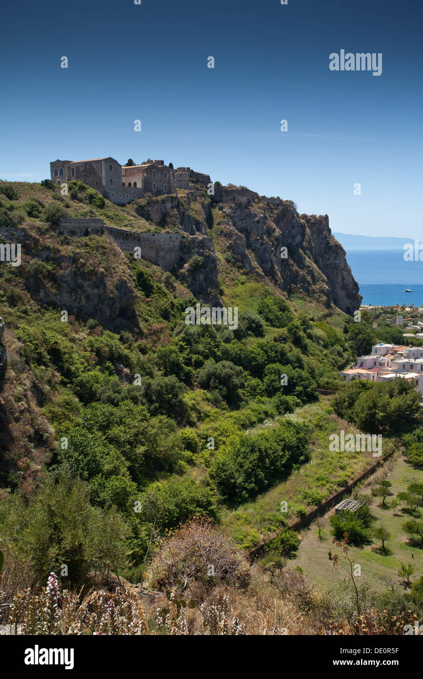 Blick auf die alte Burg, alte Kathedrale ' Borgo'in Milazzo in der Provinz von Messina, Sizilien. Stockfoto