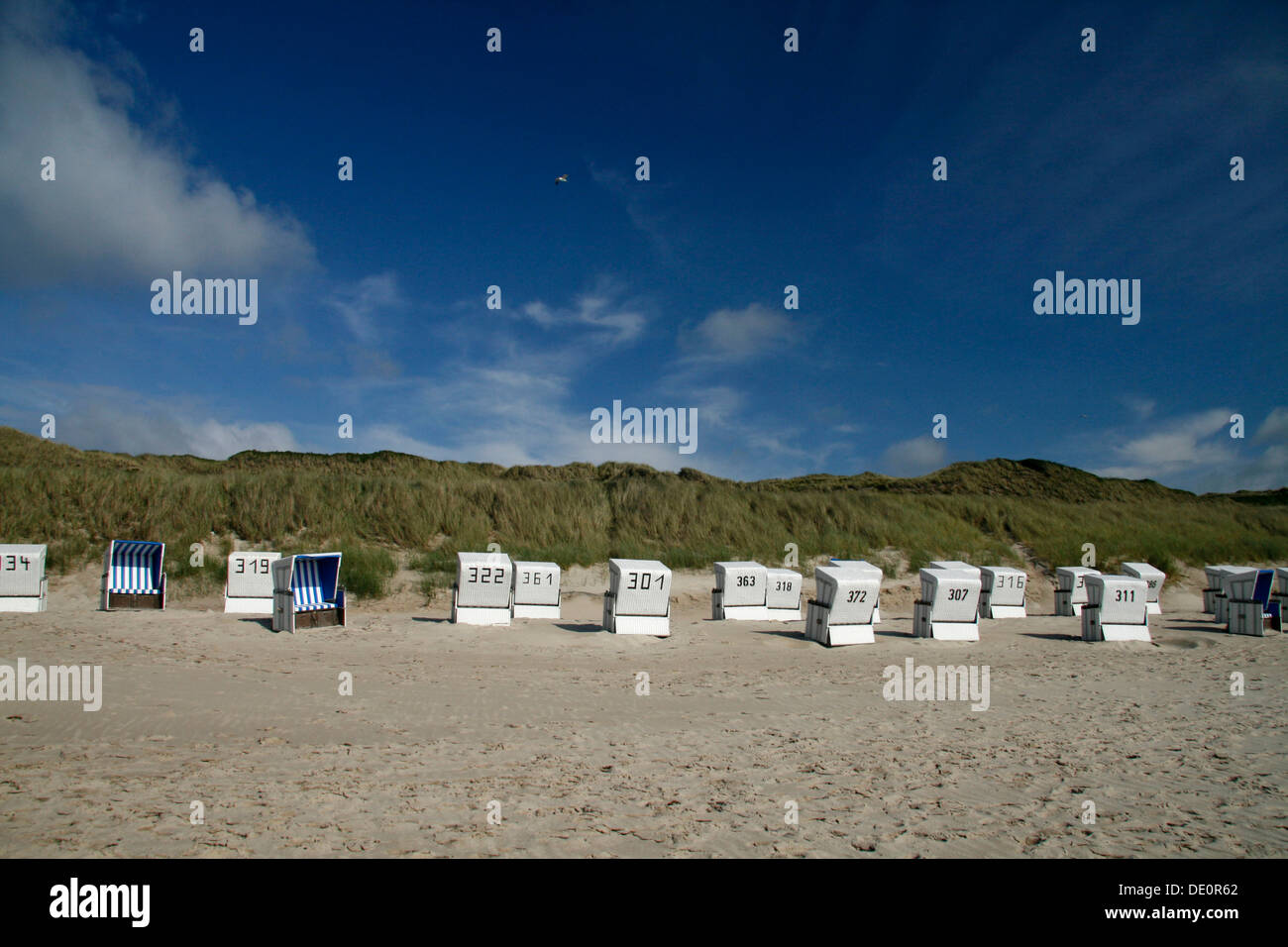Dünen und überdachten Wicker Strandkörbe, Sylt, Nordfriesland, Nordfriesland, Schleswig-Holstein Stockfoto