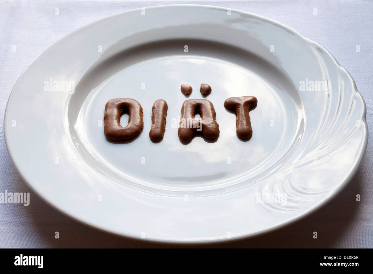 Buchstaben, das Wort "Diaet", Deutsch für "Diät" hergestellt aus Russisch Brot auf einem weißen Teller Stockfoto