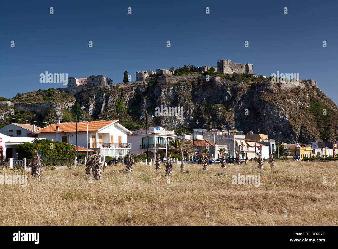 Blick auf die alte Burg, alte Kathedrale ' Borgo'in Milazzo in der Provinz von Messina, Sizilien. Stockfoto