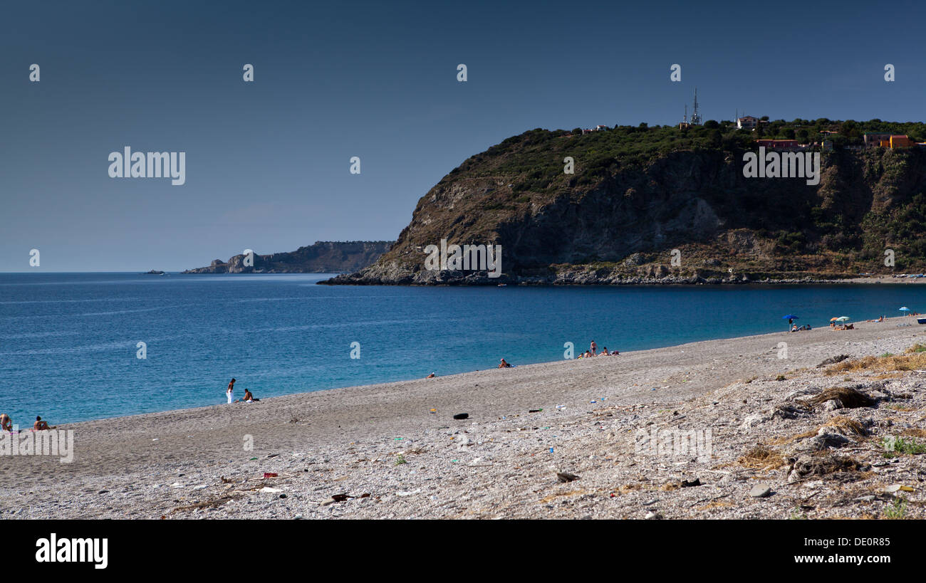 Die felsige Küste von Milazzo in Milazzo in der Provinz von Messina, Sizilien. Stockfoto