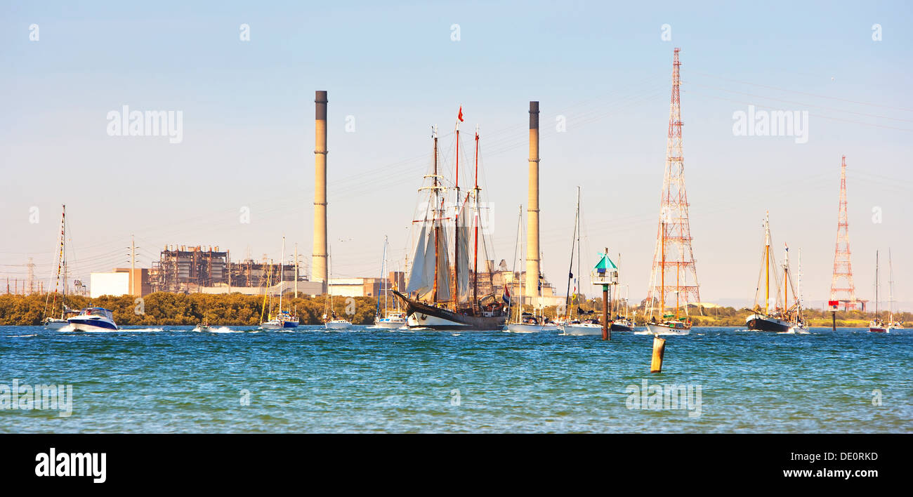 Niederländische und australische hohen Schiffen auf dem Port River machen dort Weg zu äußeren Hafen in South Australia Stockfoto