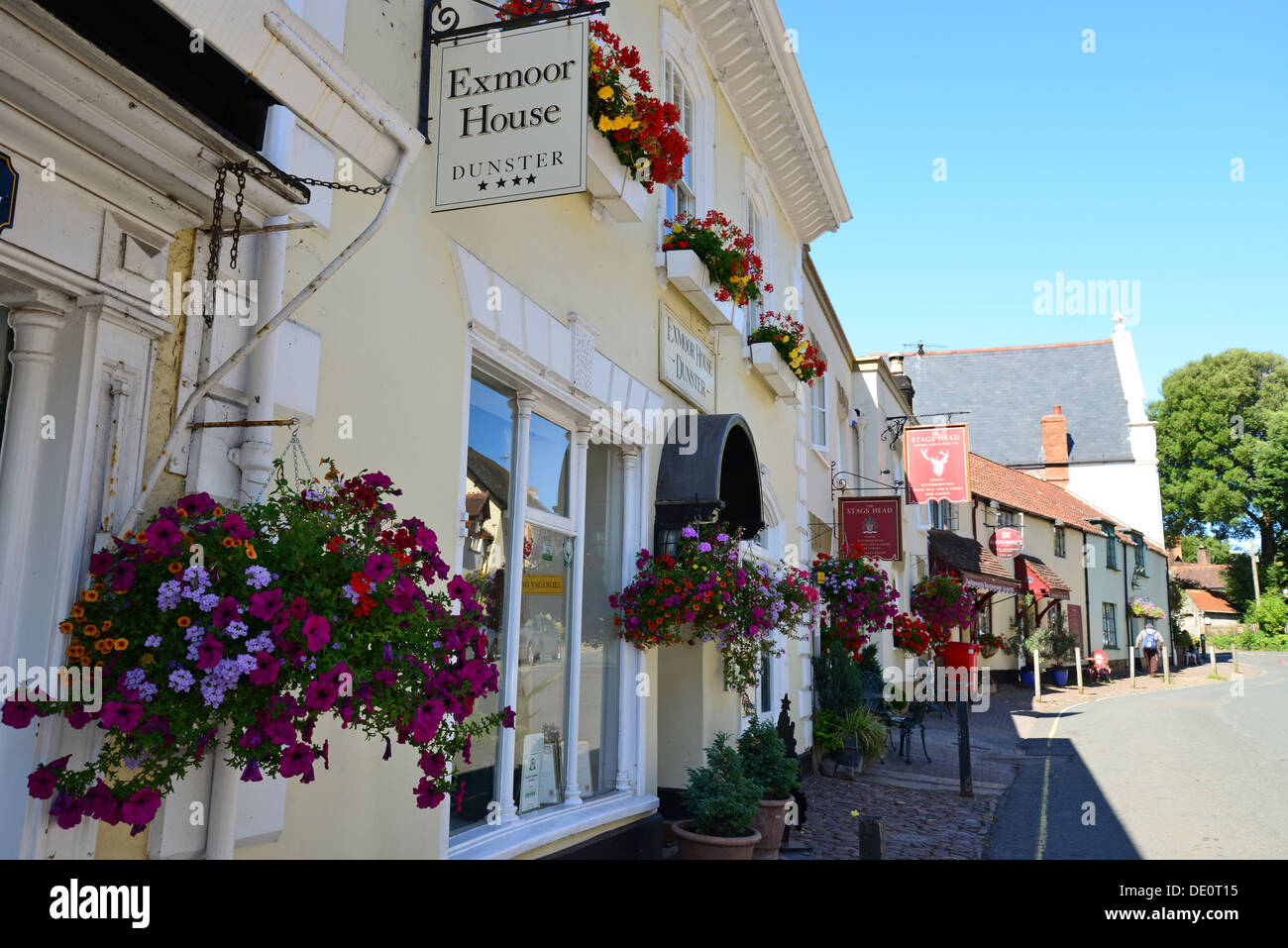 Exmoor-Haus und der Hirsch Kopf Inn, Weststraße, Dunster, Somerset, England, Vereinigtes Königreich Stockfoto