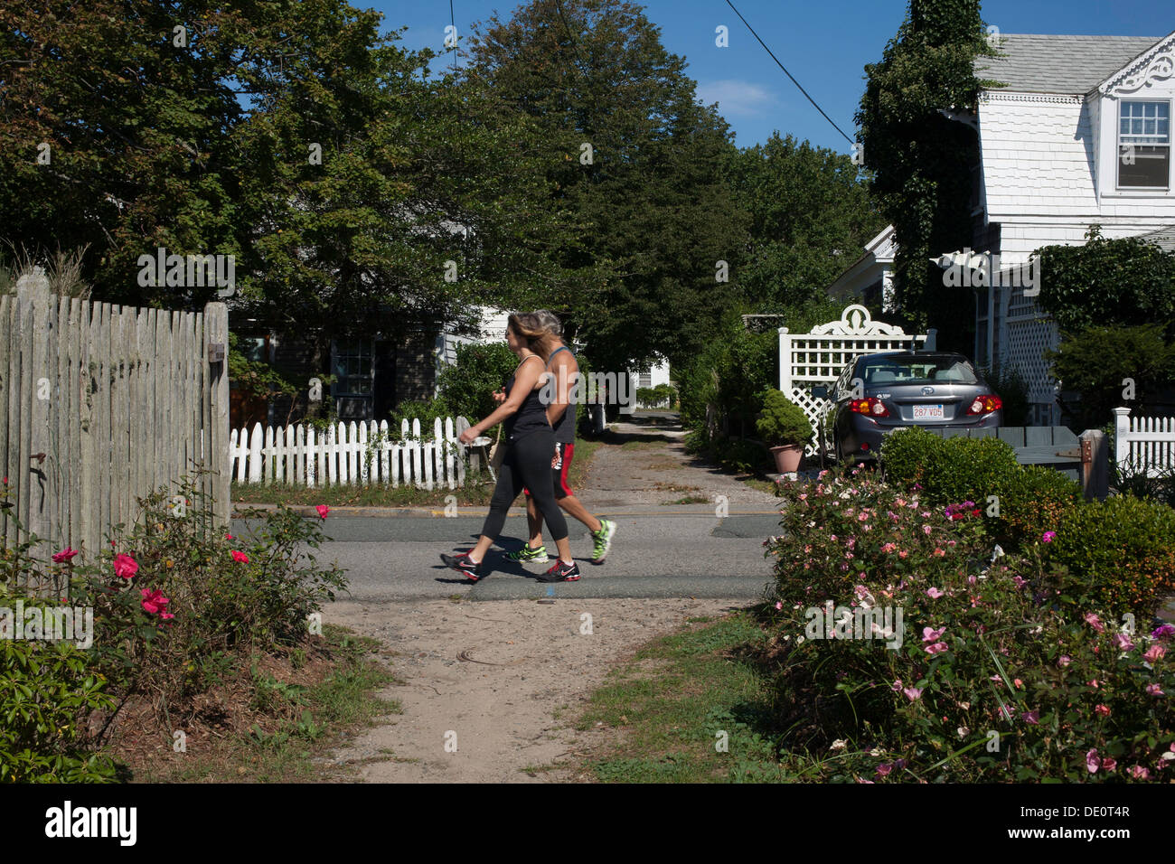 Eine sportliche paar Spaziergänge auf der East End kommerzielle Straße in Provincetown, Massachusetts an einem Sonntagmorgen. Stockfoto