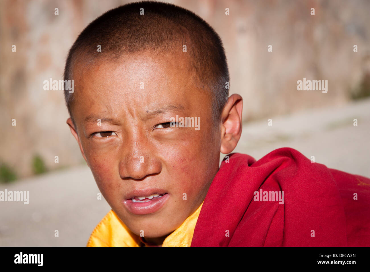 Ein Foto von einem jungen buddhistischer Mönch in Lithang, Sichuan, China Stockfoto