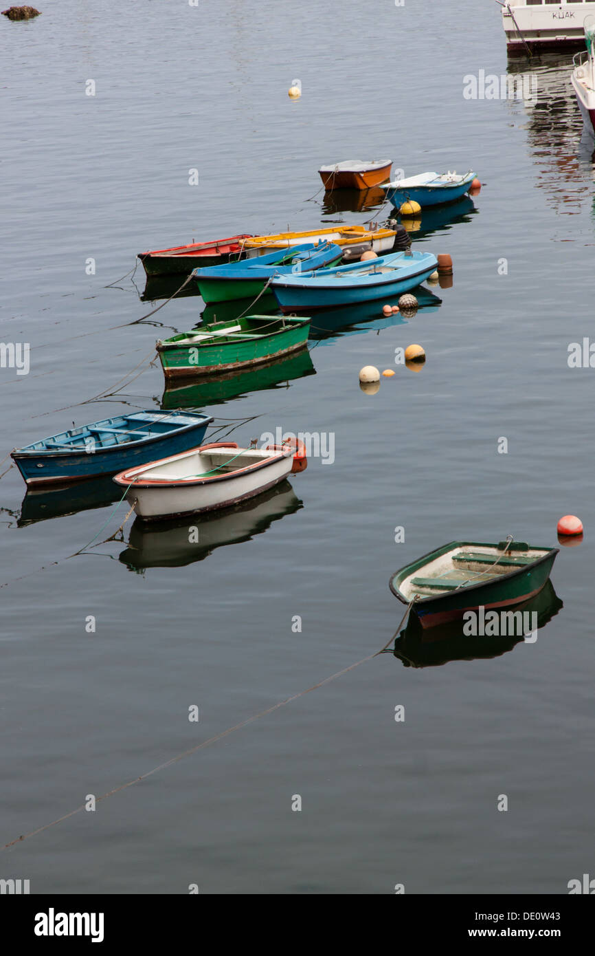Boote verankert in einem Hafen in Mutriku im baskischen Land, Spanien Stockfoto