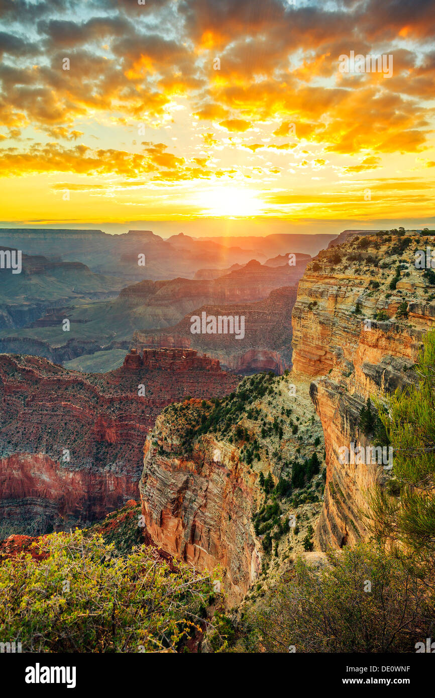 Vertikale Ansicht des Grand Canyon bei Sonnenaufgang Stockfoto