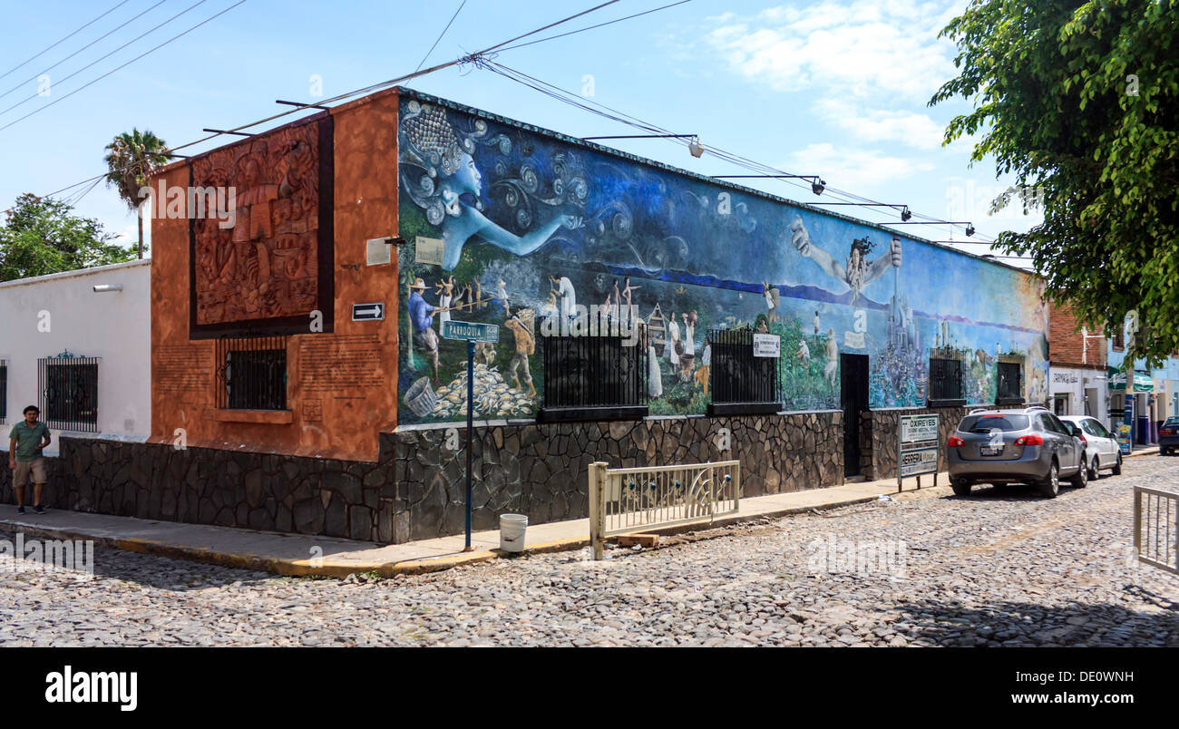 Wand-Wandbilder wickeln Sie ein kleines einstöckiges Gebäude auf einer Straße mit Kopfsteinpflaster in einer malerischen mexikanischen Stadt. Stockfoto