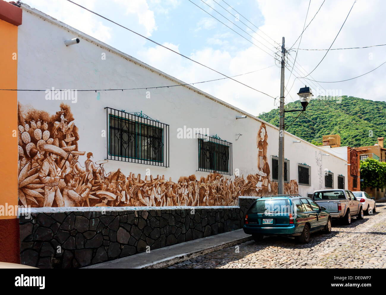 Unvollendete Sepia-Ton Wandbild auf einstöckigen Gebäude in einer mexikanischen Kleinstadt. Stockfoto