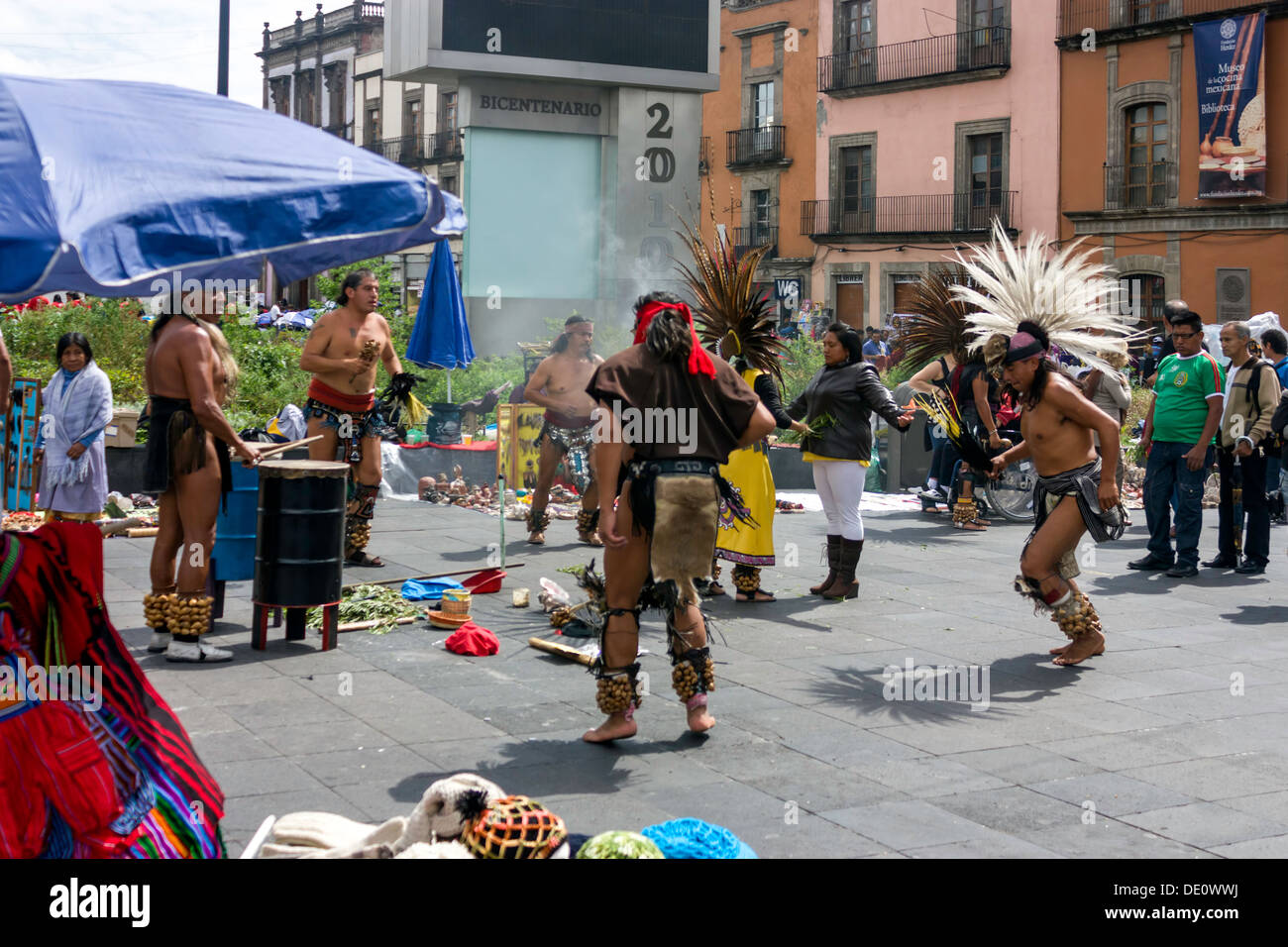 Indigenen mexikanischen Männer und Frauen in native Kleid tanzen auf öffentlichen Platz in der Nähe der National Cathedral in Mexiko-Stadt. Stockfoto