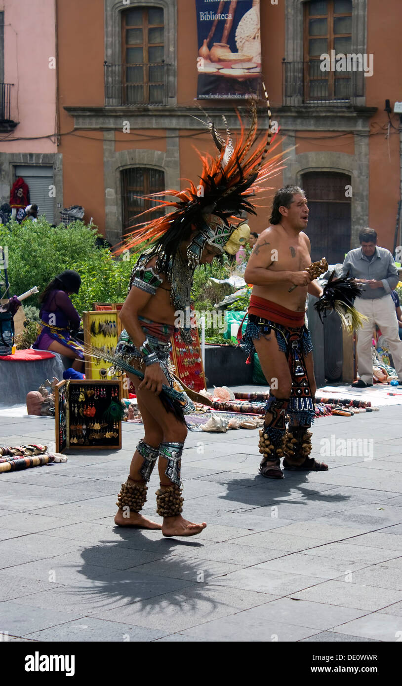 Indigenen mexikanischen Männer in native Kostümen führen einheimische Tänze in öffentlichen Platz in der Nähe der National Cathedral in Mexiko-Stadt. Stockfoto