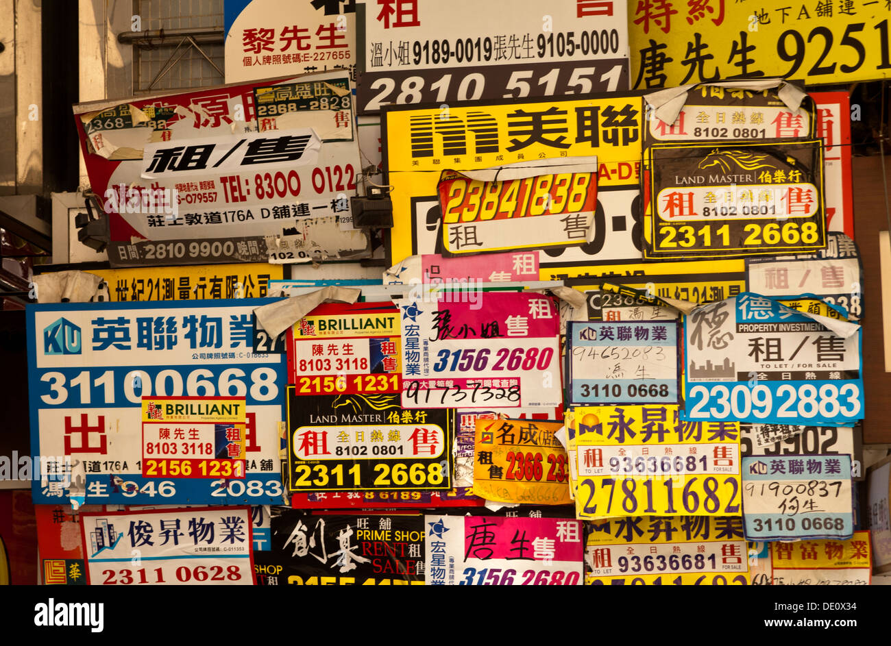 Bunte Plakate mit Kontaktdaten von Land Immobilienagenturen, Hong Kong Stockfoto