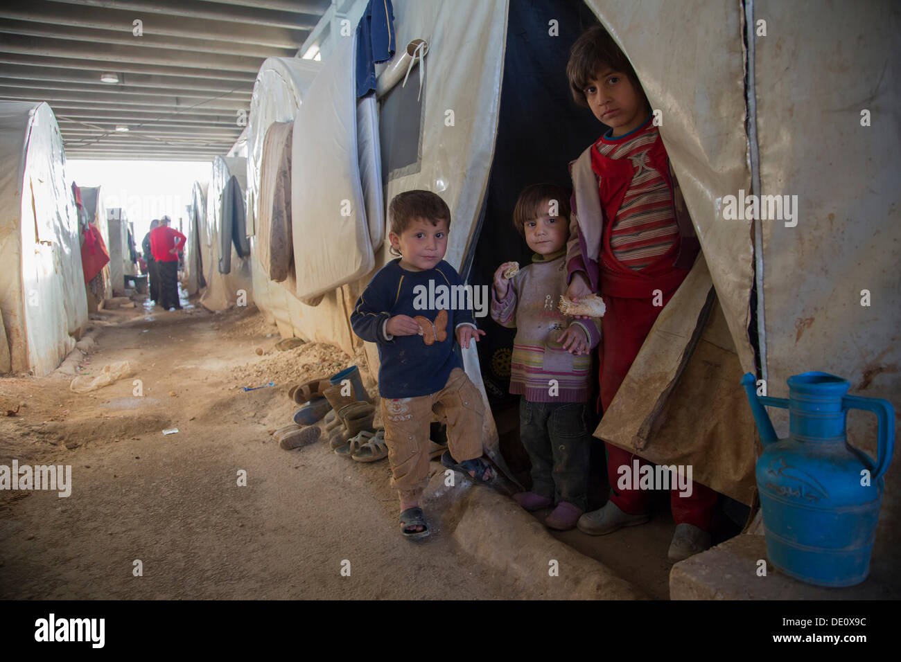Kinder in einem Lager für syrische Flüchtlinge des Bürgerkriegs in der Nähe der türkischen Grenze Stockfoto