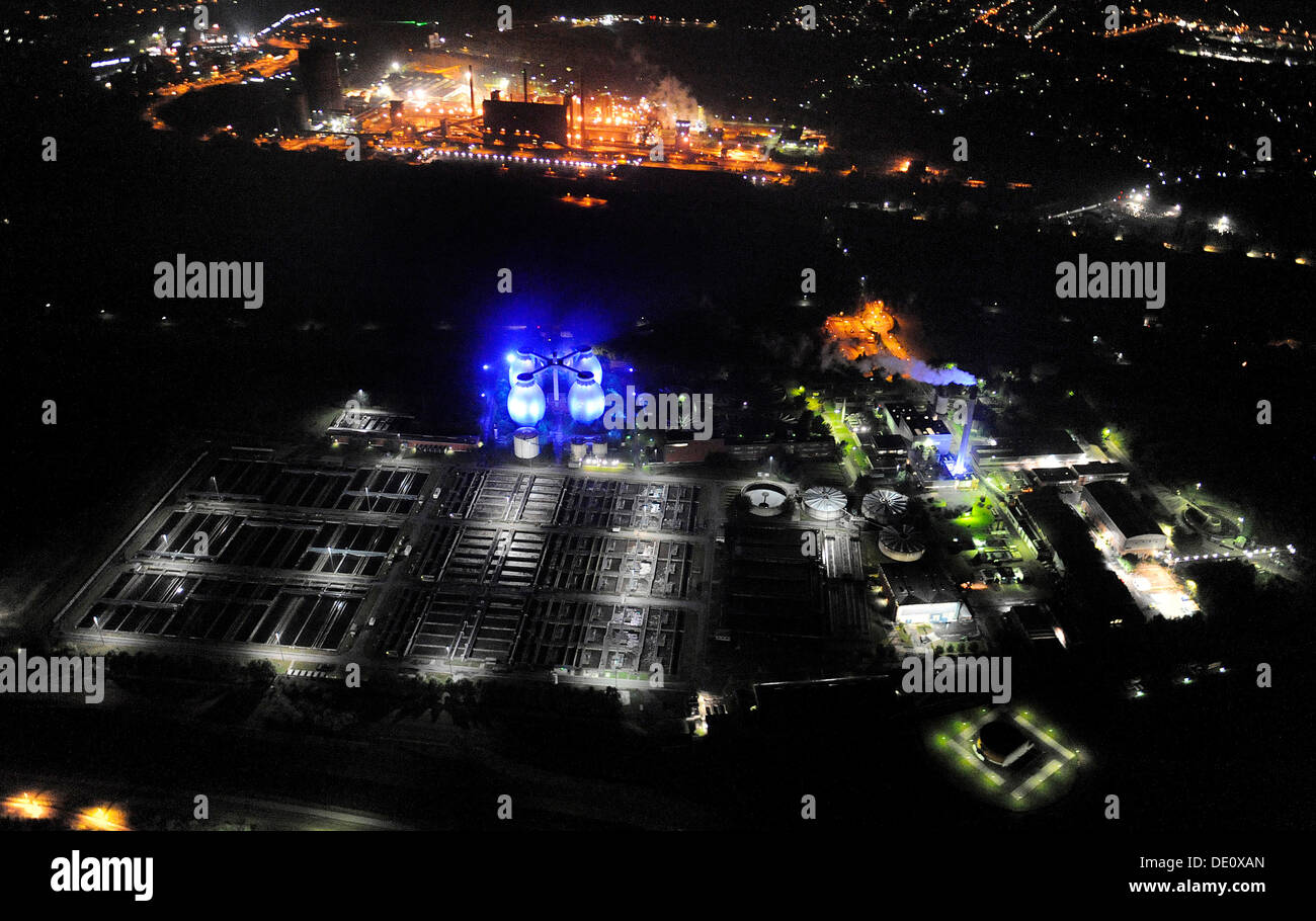 Luftaufnahme, Türme Emscher-Kläranlage mit der Verdauung in der Nacht, Kolonie Emscher, Bottrop, Extraschicht 2009 Stockfoto