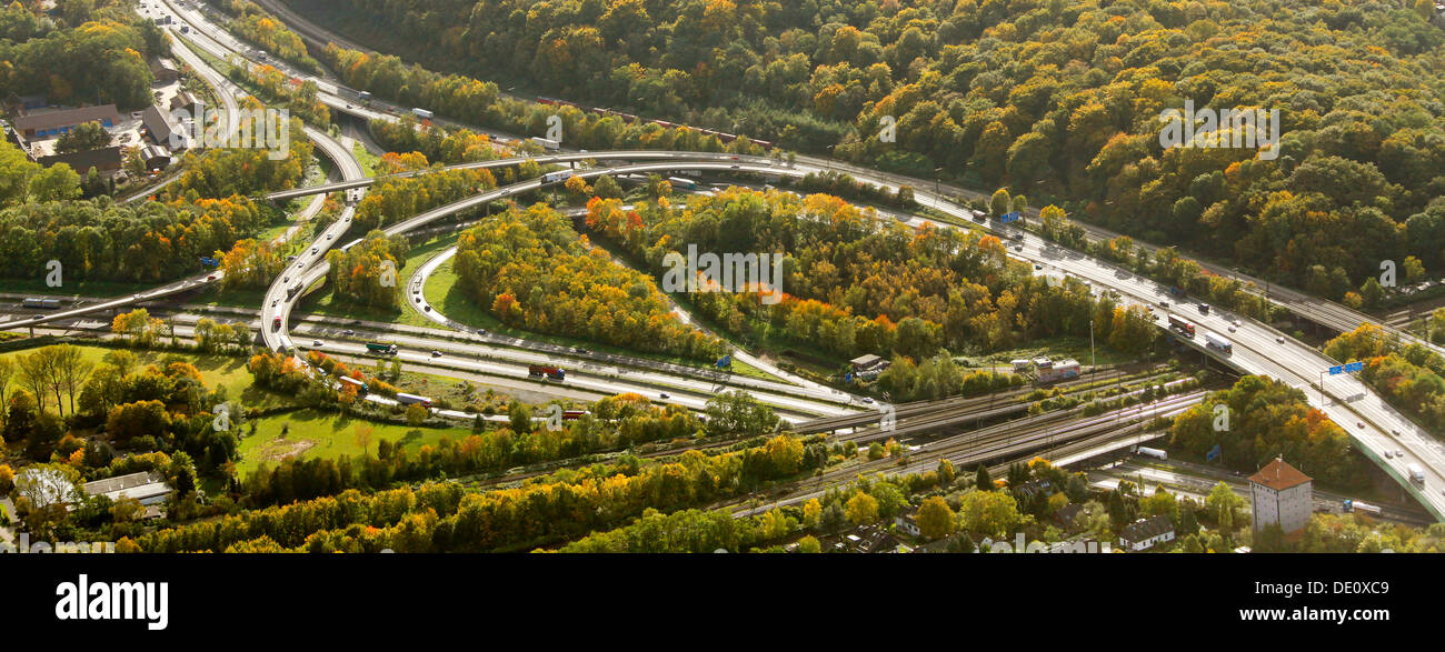 Luftbild, Duisburg-Kaiserberg Autobahnkreuz der Autobahnen A3 und A40, Herbst, Duisburg, Ruhrgebiet Stockfoto