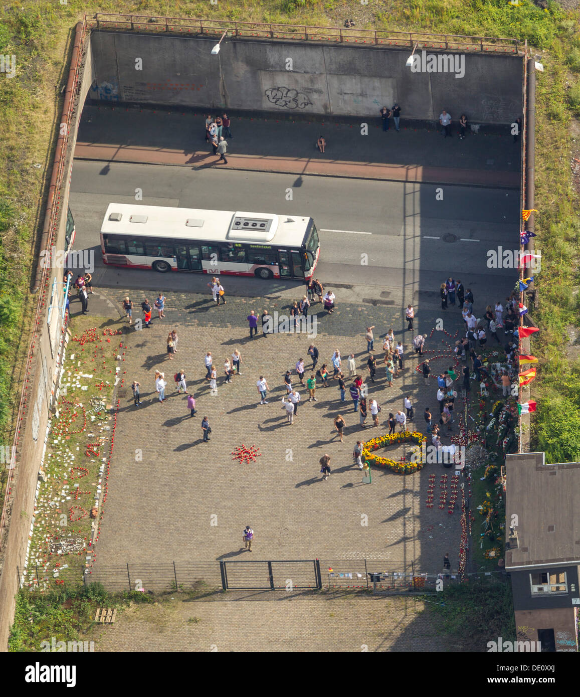 Luftaufnahme, Mahnmal zum Gedenken an die 21 Opfer der Loveparade 2010 im Tunnel der Karl-Lehr-Straße street Stockfoto