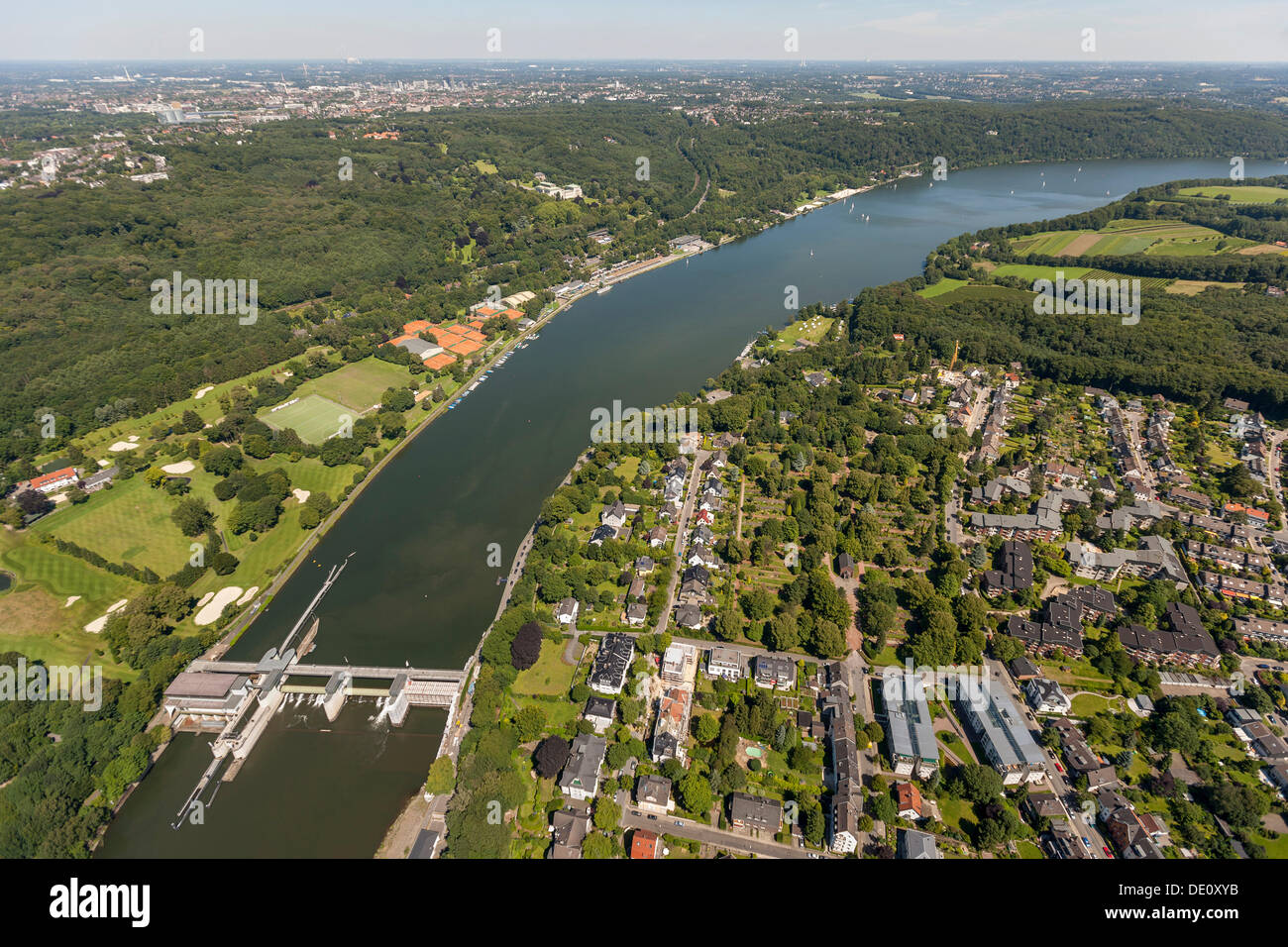 Luftaufnahme, See Baldeneysee mit einem Wehr, Essen-Werden, Essen, Ruhrgebiet, Nordrhein-Westfalen Stockfoto
