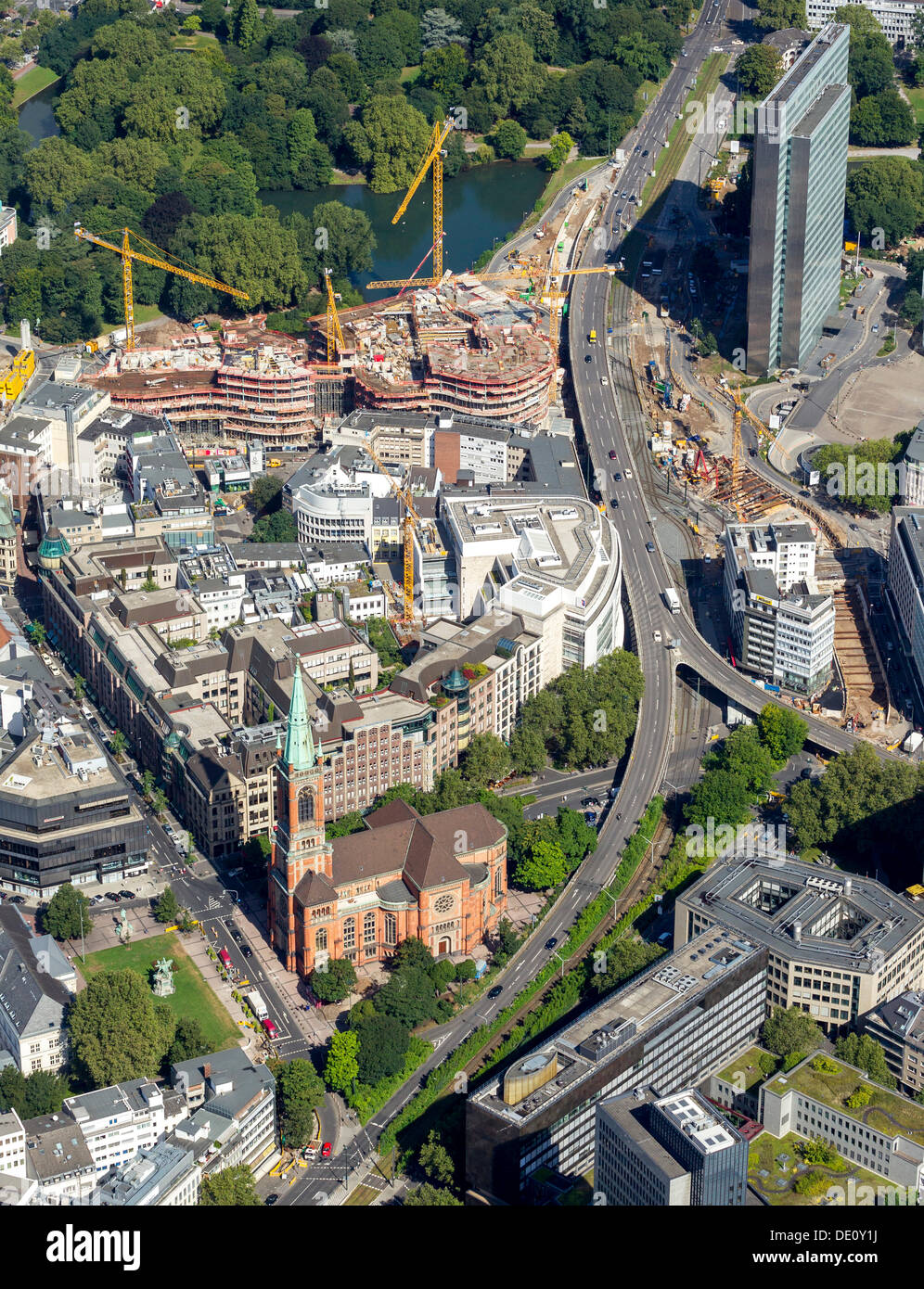 Luftaufnahme, Dreischeibenhaus Bürogebäude, Tausendfuessler, Spitzname für die Hochstraße, Jan-Wellem-Platz-Platz Stockfoto