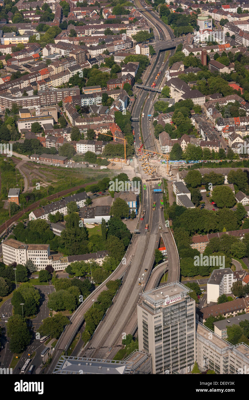 Luftaufnahme, Abriss arbeitet einer Brücke über die Autobahn A40 an der Hohenburgstrasse Street, volle Autobahn Schließung, Essen Stockfoto
