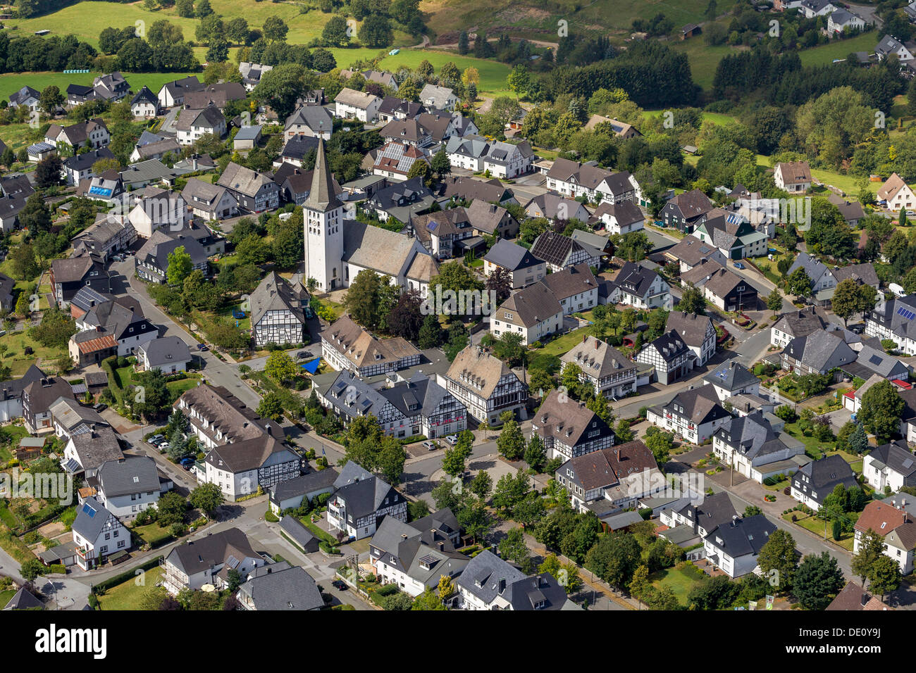 Luftaufnahme, Hirschberg mit St. Christophorus Kirche, Warstein, Sauerland, Nordrhein-Westfalen Stockfoto