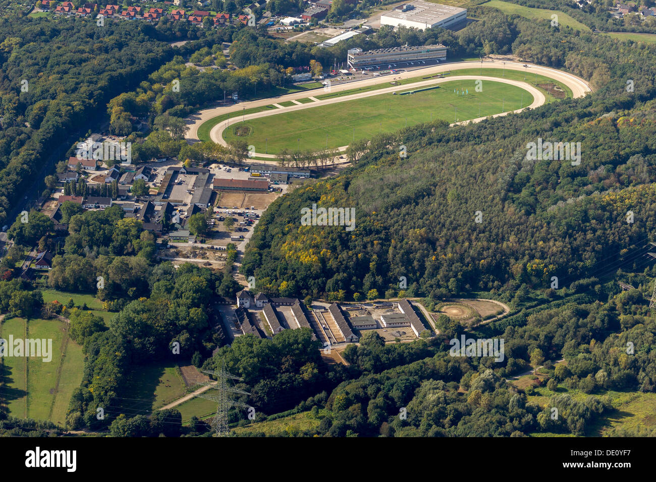 Luftaufnahme, Feldmark Trab Kurs mit Stallungen, Gelsenkirchen, Ruhrgebiet, Nordrhein-Westfalen Stockfoto