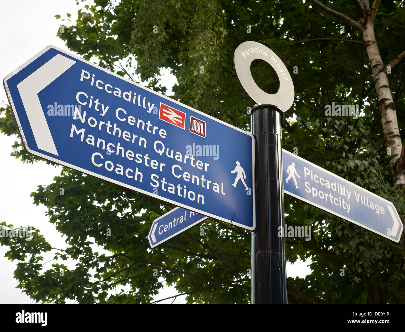 Fußgängerzone Straße Richtungsanzeiger am Paradies Wharf in Manchester UK Stockfoto