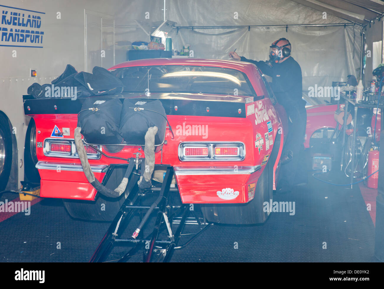 Vorbereitung ihrer Chevrolet Camaro Pro Mod Drag Racing in Santa Pod Gruben Mechanik. Stockfoto