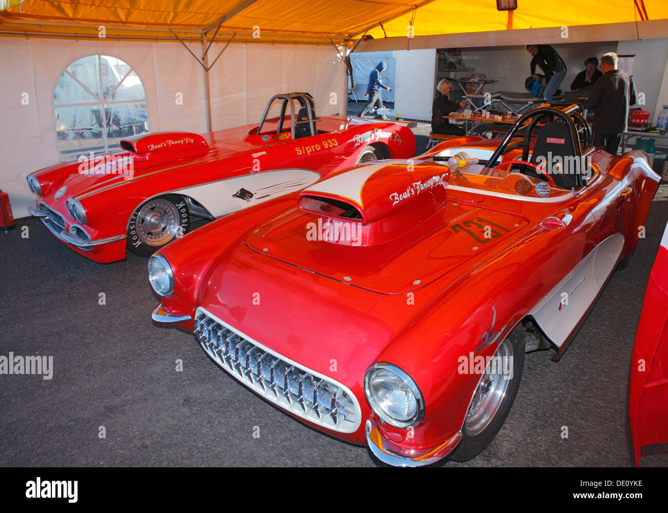 Paar der Chevrolet Corvette Roadster in den Gruben auf dem Santa Pod Raceway. Stockfoto