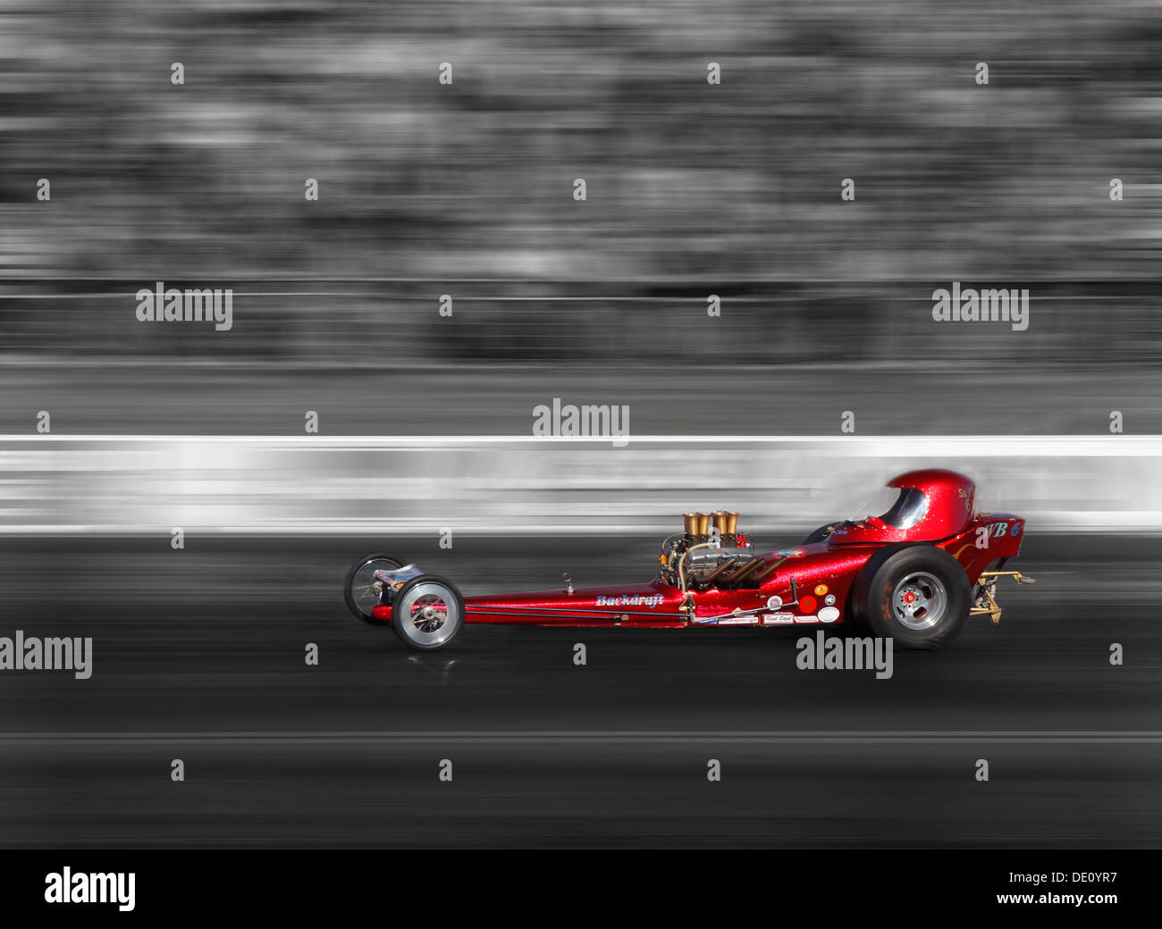 Chris Hartnell seinem super pro Nostalgie-Schleuder-Dragster in Santa Pod Rennen. Stockfoto