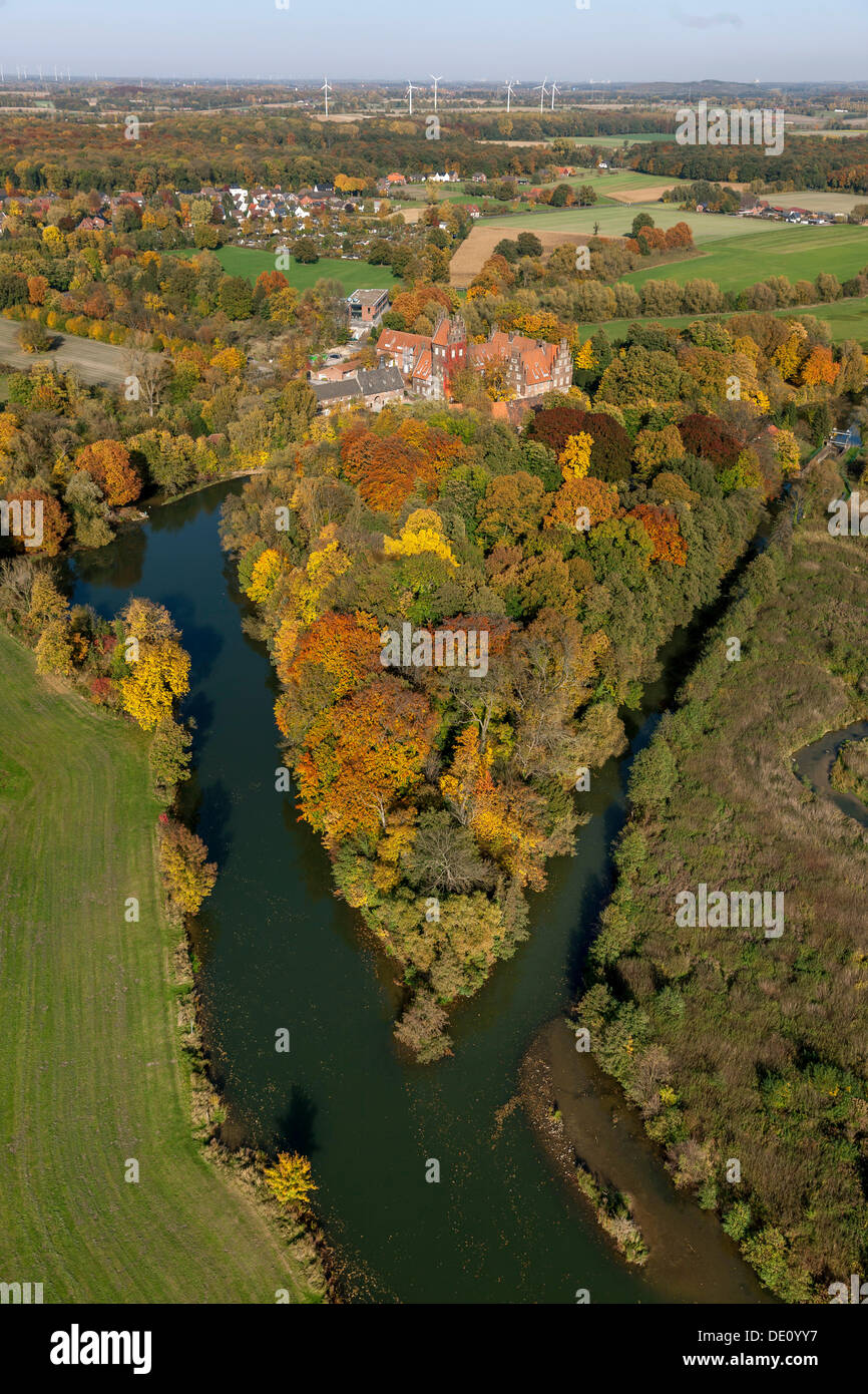 Luftaufnahme, Mäander des Flusses Lippe und Schloss Heessen, ein Wasserschloss als verwendet ein Internat im Herbst, Hamm Stockfoto