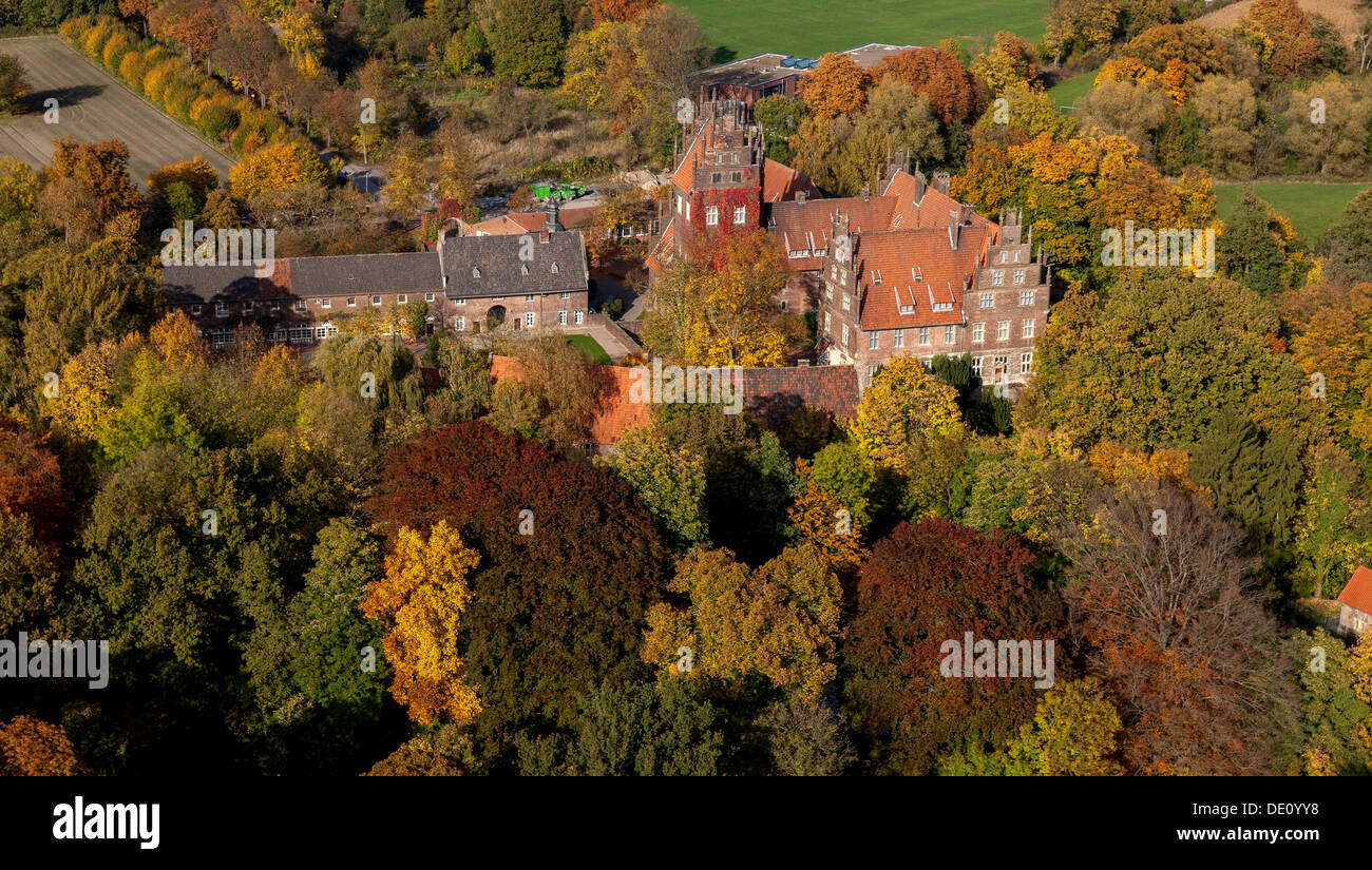 Luftbild anzeigen, Schloss Heessen, ein Wasserschloss, verwendet als ein Internat im Herbst, Hamm, Ruhrgebiet, Nordrhein-Westfalen Stockfoto