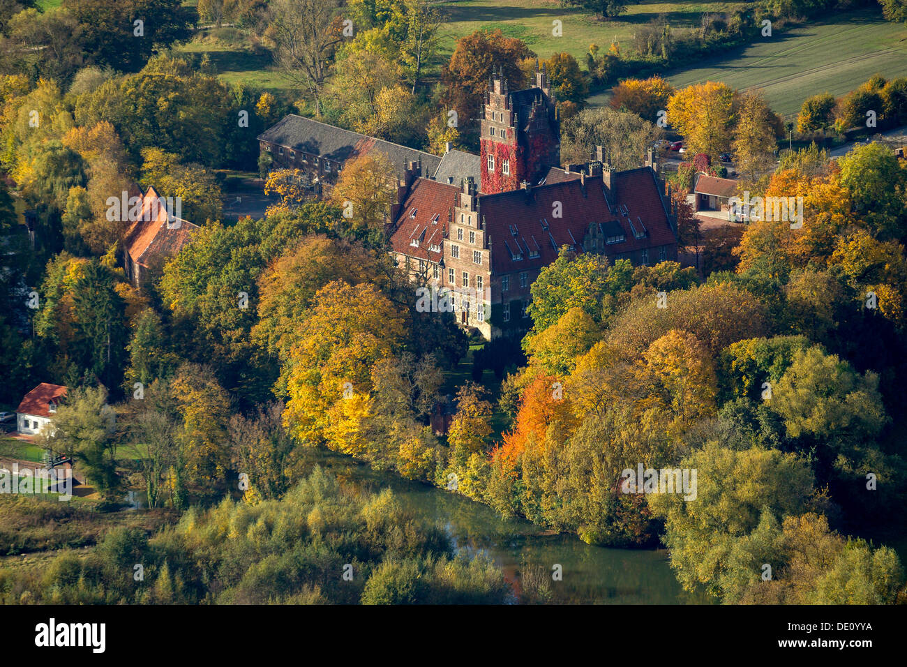 Luftbild anzeigen, Schloss Heessen, ein Wasserschloss, verwendet als ein Internat im Herbst, Hamm, Ruhrgebiet, Nordrhein-Westfalen Stockfoto