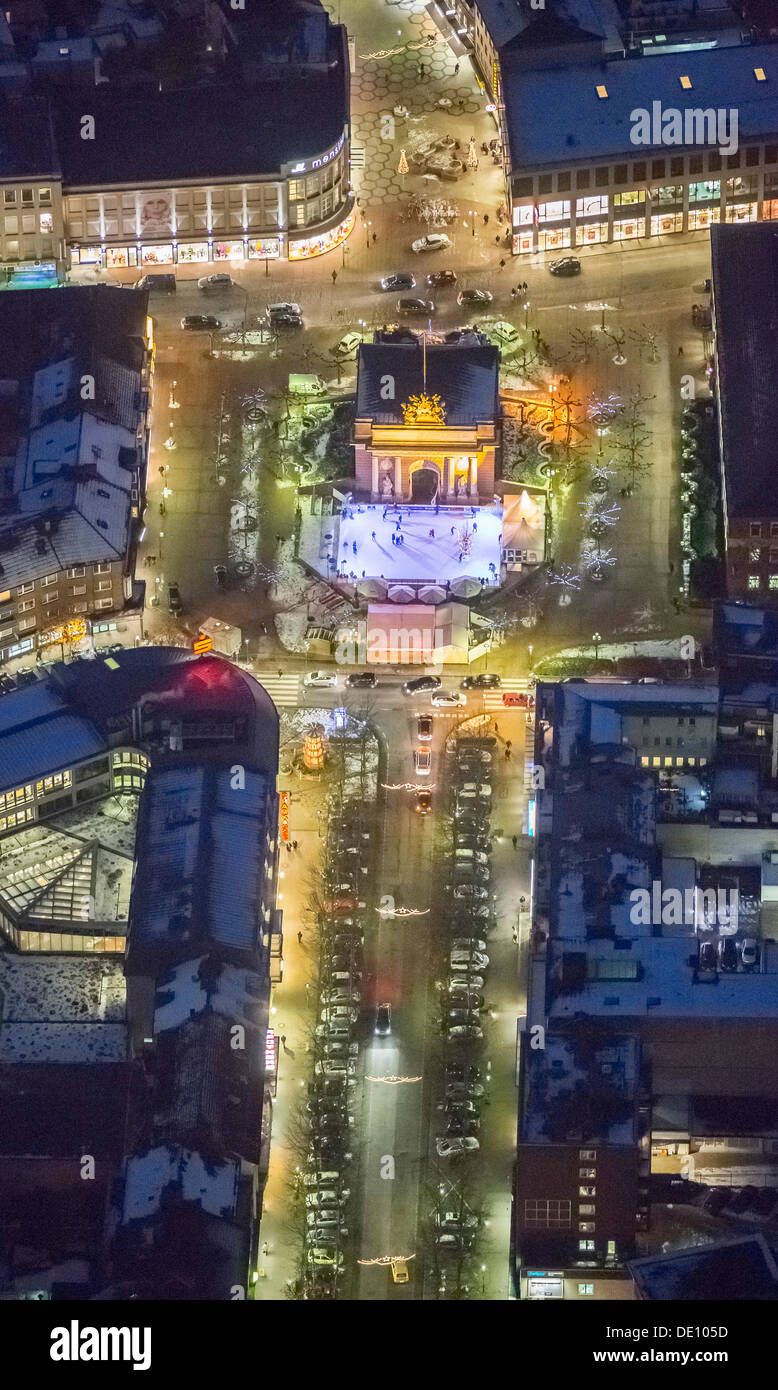 Luftaufnahme, Nacht erschossen, Berliner Tor Tor mit Eislaufbahn, Berliner-Tor-Platz Platz Stockfoto
